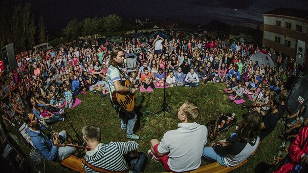 Pten lavikov koncert kapely Krytof pro nedokav fanouky ve stanovm msteku na festivalu Krytof Kemp v Mikulov (1. srpna 2014)