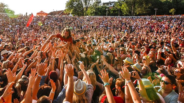 Zpvk Krytof Richard Krajo plave v publiku bhem koncertu sv kapely na festivalu Krytof Kemp v Mikulov (2. srpna 2014)