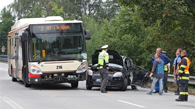 Nehoda autobusu MHD a osobnho auta v Helenn na okraji Jihlavy.