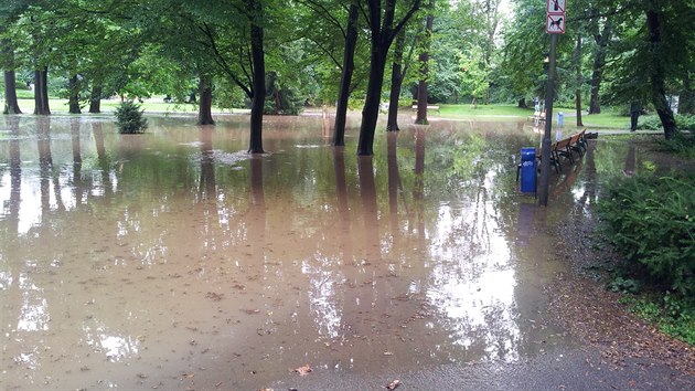 Park pod zlnskm zmkem se zase promnil na jednu velkou lagunu.