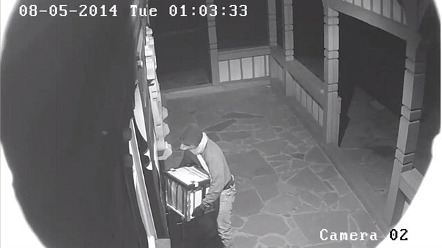 Zlodje, kter ukradl kasiku na Pustevnch, zachytila bezpenostn kamera.
