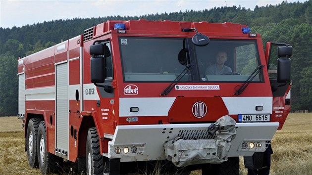 K velkmu poru zhruba 12 hektar pole u Loova na Olomoucku nakonec vyjela zhruba stovka hasi z devti jednotek a to mimo jin s destkou cisteren.