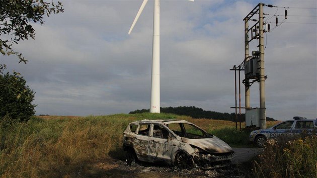 Na odlehlm mst Jesenicka nkdo zaplil auto v hodnot zhruba 780 tisc ukraden v Polsku. Plameny vz kompletn zniily.