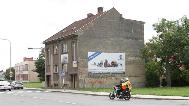 Plnovanmu prodlouen olomouck tramvajov trat na jih msta stoj v cest jedin dm v Rooseveltov ulici.