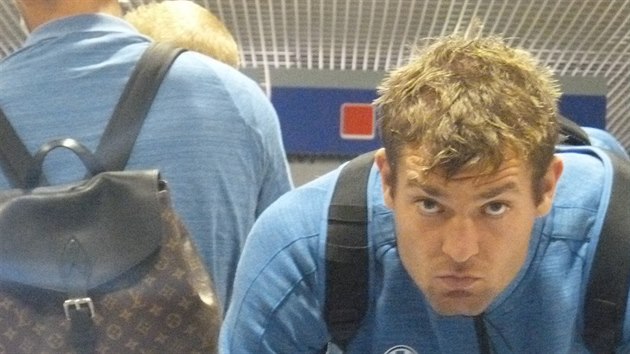 Mladoboleslavsk stoper Jakub Navrtil ek na zavazadla na lyonskm letiti.