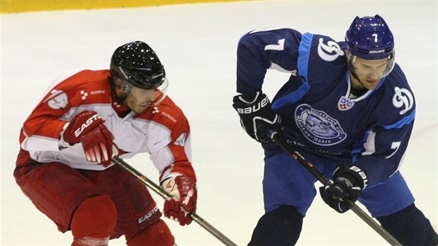 Peter Zuzin (vlevo) z Olomouce a Charles Linglet z Dinama Minsk v ppravnm utkn.