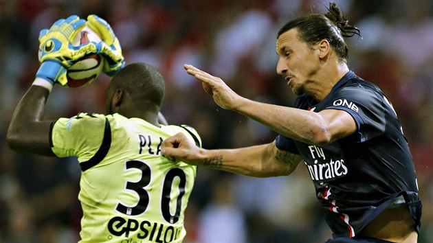 Johny Placide (vlevo) z Remee zasahuje ped Zlatanem Ibrahimovicem z Paris St. Germain.