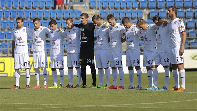 ZA HRDLIKU. Minuta ticha za zesnulho editele teplickho klubu Frantika Hrdliku pedchzela utkn mezi Slovckem a Bohemians - na snmku jsou domc fotbalist.