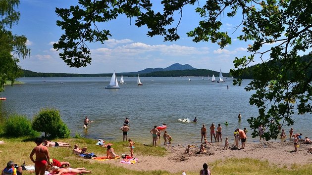 Mchovo jezero, na obzoru hrad Bezdz