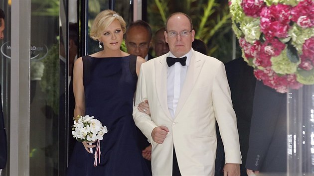 Monack kne Albert II. a thotn knna Charlene na Red Cross Gala (Monte Carlo, 1. srpna 2014)