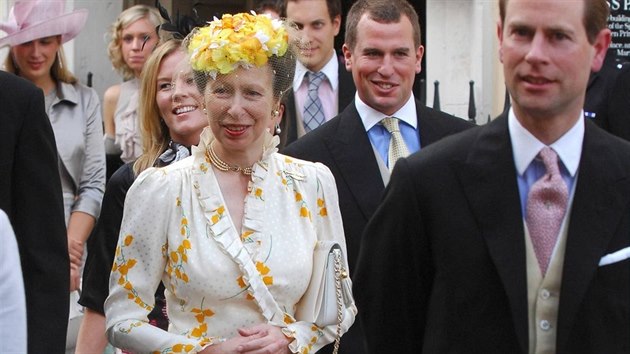 Britsk princezna Anna mla stejn aty jako na veselce svho bratra prince Charlese v roce 1981 tak na svatb Lady Rose Windsorov a George Gilmana (19. ervence 2008).