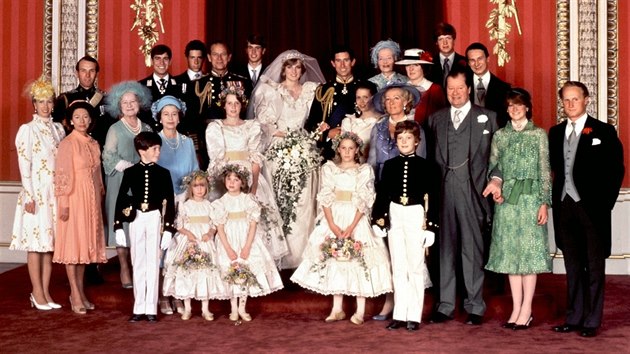 Oficiln svatebn foto prince Charlese a Diany Spencerov. Princezna Anna stoj pln vlevo (29. ervence 1981).
