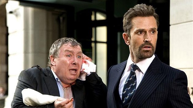 Gregor Fisher a Rupert Everett ve filmu Nezen stela (2010)