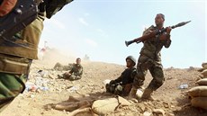Kurdské jednotky v boji s bojovníky Islámského státu v irácké provincii Ninive...