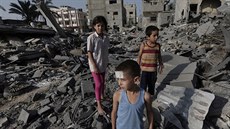 Palestinské dti obhlíí zniené domy po izraelském ostelování Pásma Gazy (2....