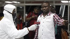 Nigerijci kontrolují teplotu lidem na mezinárodním letiti v Lagosu ve snaze...