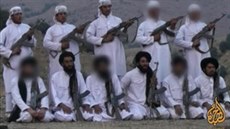 Povstalci Talibanu na zábru z propagandistického videa.