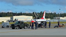 Skupina Thunderbirds se pipravuje na vystoupení bhem letecké show Arctic...
