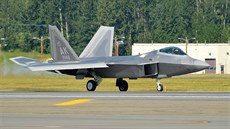 F-22 Raptor bhem letecké show Arctic Thunder na Aljace.