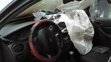 Když se hasiči v Králíkách dobývali do auta, zareagoval na ně airbag... Když se hasiči v Králíkách dobývali do auta, zareagoval na ně airbag...