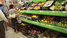 Lidé vybírají zahraniní ovoce v jednom z moskevských supermarket. (7. srpna...