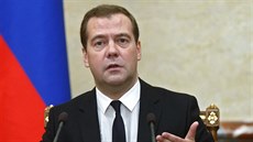 Ruský premiér Dmitrij Medveděv při setkání vlády oznamuje vyhlášení zákazu... Ruský premiér Dmitrij Medveděv při setkání vlády oznamuje vyhlášení zákazu...