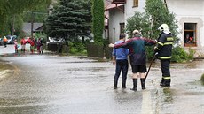 Voda zaplavila silnici v obci Kiánky.