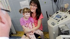 Pětiletá Adéla se stala první dětskou pacientkou v Česku s oboustrannou... Pětiletá Adéla se stala první dětskou pacientkou v Česku s oboustrannou...
