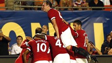 Fotbalisté Manchesteru United se radují z gólu v pípravném utkání proti...