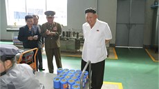 Kim ong-un navtívil továrnu na lubrikanty. Moderní provoz s poítaem