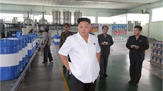 Kim ong-un navtívil továrnu na lubrikanty. Moderní provoz s poítaem