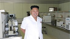 Kim ong-un navtívil továrnu na lubrikanty. Moderní provoz s poítaem