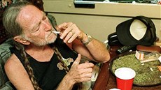 Willie Nelson se netají kladným vztahem k marihuan.