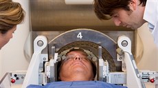 Leksellův gama nůž se používá pro ozařování lézí v mozku. Využívá záření gama,... Leksellův gama nůž se používá pro ozařování lézí v mozku. Využívá záření gama,...