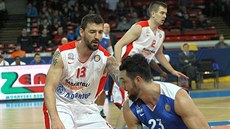Chris Burns v modrém dresu Jeniseje Krasnojarsk v utkání s Nymburkem v rámci... Chris Burns v modrém dresu Jeniseje Krasnojarsk v utkání s Nymburkem v rámci...