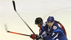 Peter Zuzin (vlevo) z Olomouce a Charles Linglet z Dinama Minsk v pípravném...