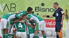 Fotbalisté Bohemians slaví gól proti Jihlav.
