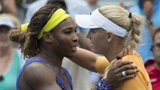 Serena Williamsová (vlevo) přijímá v Montrealu gratulaci od Caroline Wozniacké. Serena Williamsová (vlevo) přijímá v Montrealu gratulaci od Caroline Wozniacké.