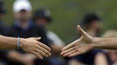 RUCE MISTRŮ. Rory McIlroy (vlevo) a Bubba Watson si podávají ruce po druhém... RUCE MISTRŮ. Rory McIlroy (vlevo) a Bubba Watson si podávají ruce po druhém...