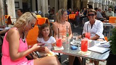 Na snímku je posezení na zahrádce na Benešově náměstí. Na snímku je posezení na zahrádce na Benešově náměstí.