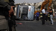 Palestinec za pomoci bagru pevrátil izraelský autobus. Podle policie lo o...