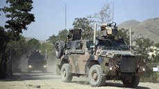 Vojáci NATO odjídjí z výcvikového stediska Camp Qargha, na nj zaútoil mu...