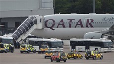 Cestující vystupují z letadla spolenosti Qatar Airways, které na letit v...