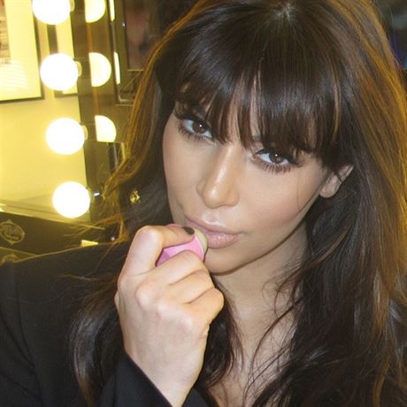 Kim Kardashianov s balzmem znaky eos. Za jeden podobn snmek na Twitteru...
