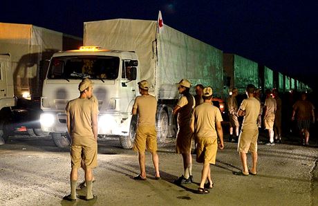 Ruský konvoj smující na Ukrajinu nese vlajku erveného kíe, mezinárodní výbor humanitární organizace vak o jeho obsahu nemá informace. (12. srpna 2014)