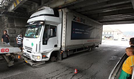 V Tebíi loni zkusil idi projet s nákladním autem pod viaduktem. Jeho vyprotní trvalo nkolik hodin.