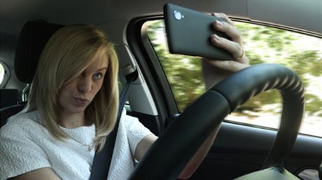 Vnujte pozornost dní na silnici, ne vaemu smartphone
