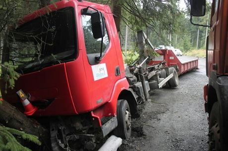 Nedbale zajitný náklaák se samovoln rozjel. Narazil do dvou strom.