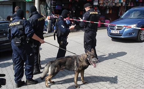 Kdy se k trnici blíily policejní vozy, obchodnice zamkla dvee a zákaznice pustila a za hodinu. Ilustraní snímek