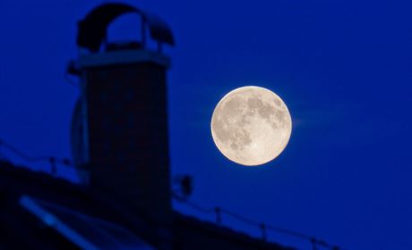 Msíc v perigeu v Pardubicích. V nedli se Msíc v úplku nacházel nejblíe...